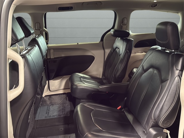 2022 Chrysler Pacifica Touring L photo 16