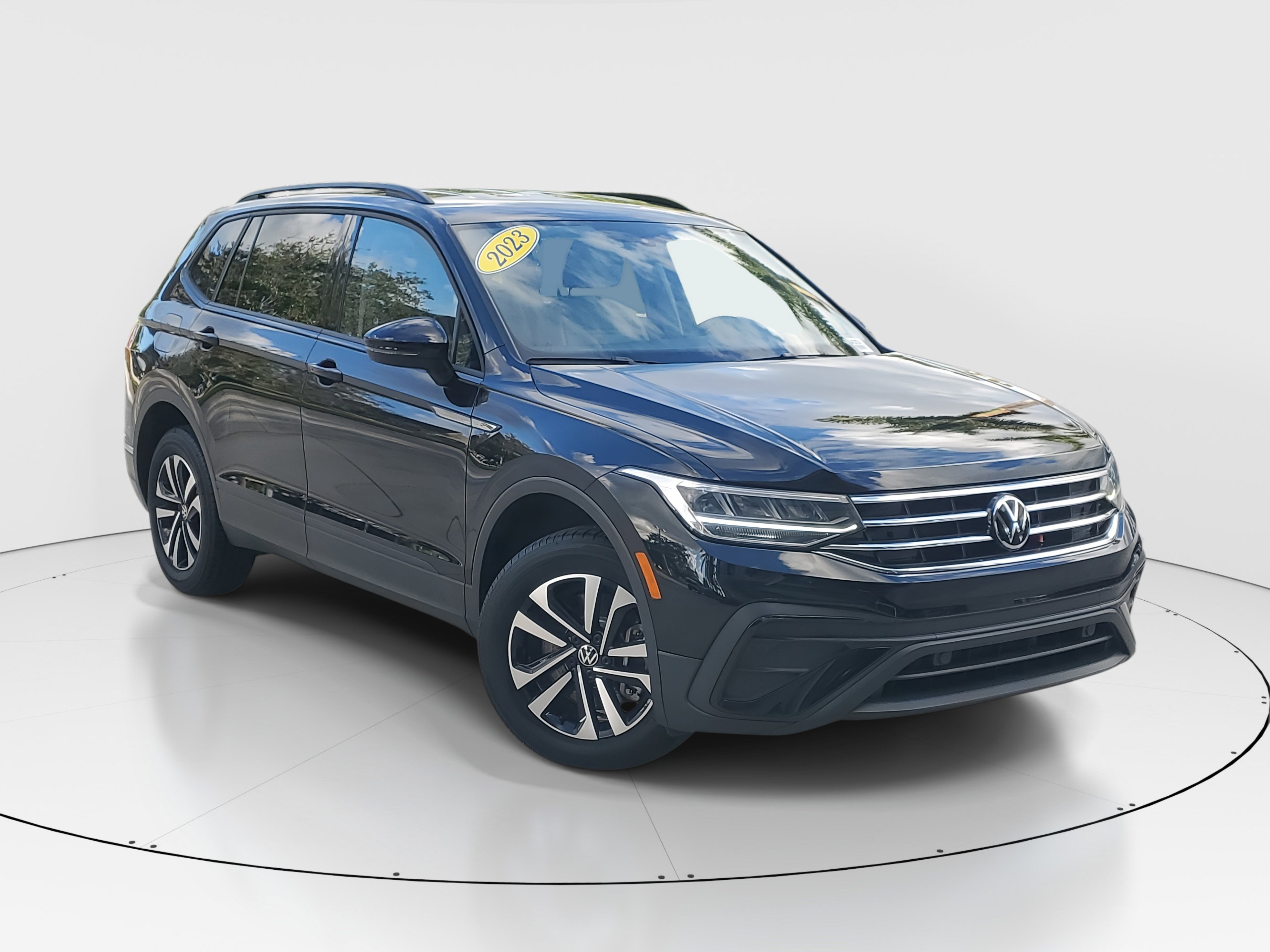 2023 Volkswagen Tiguan S photo 2