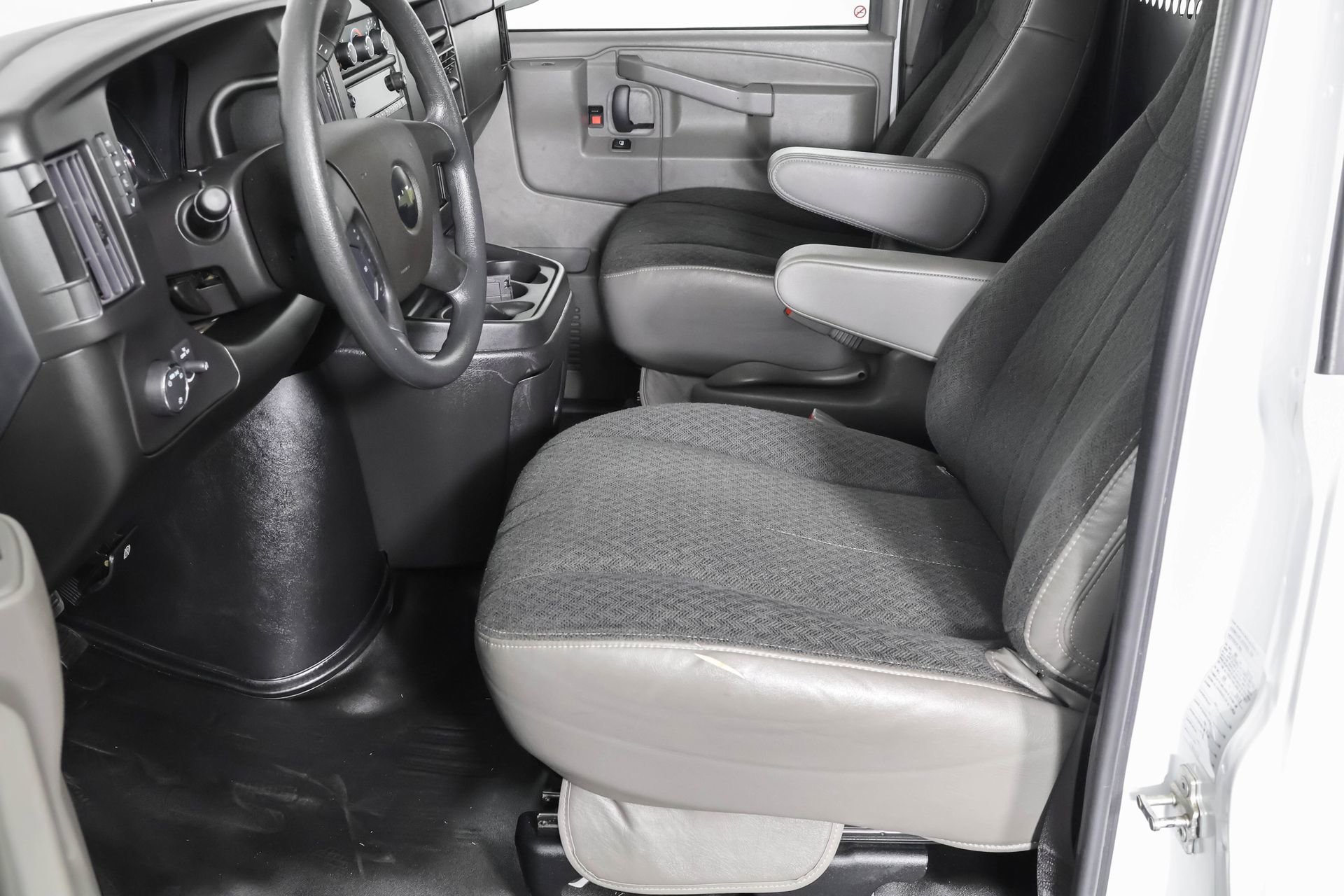 2023 Chevrolet Express Cargo Van 2500 photo 6
