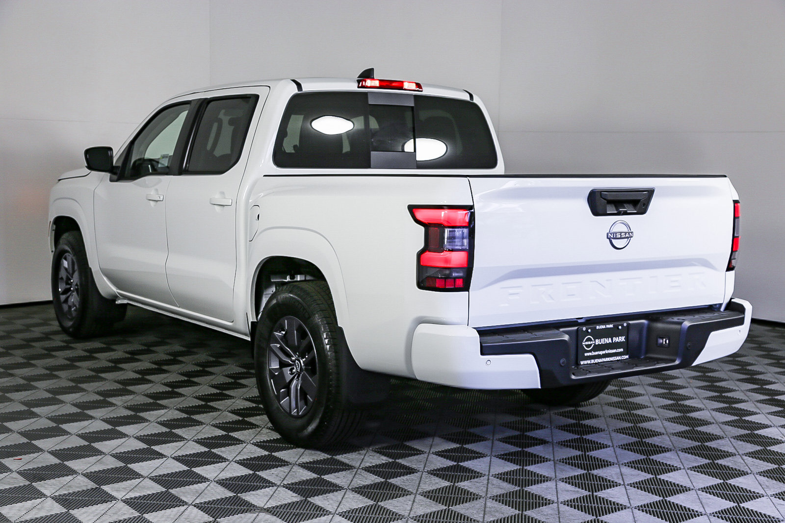 2025 Nissan Frontier Crew Cab SV photo 4