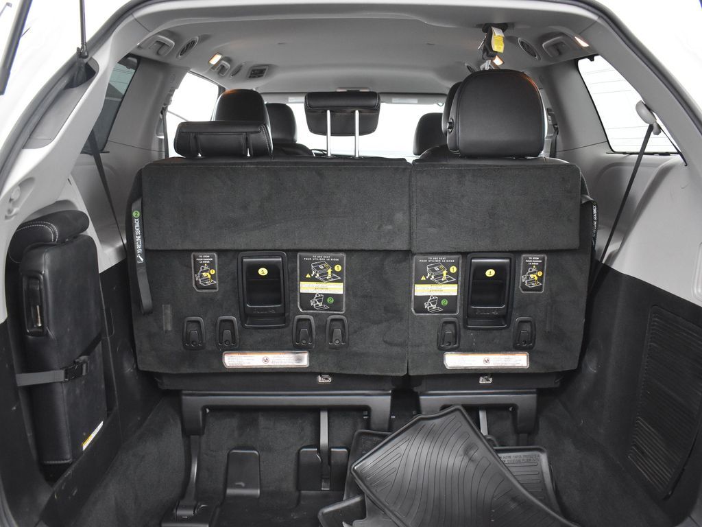 2017 Toyota Sienna SE photo 22