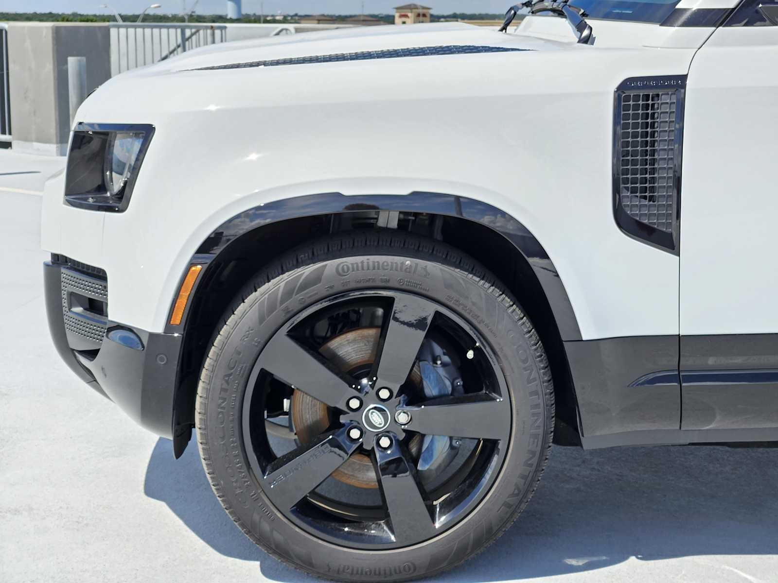 2025 Land Rover Defender 110 X-Dynamic SE photo 9