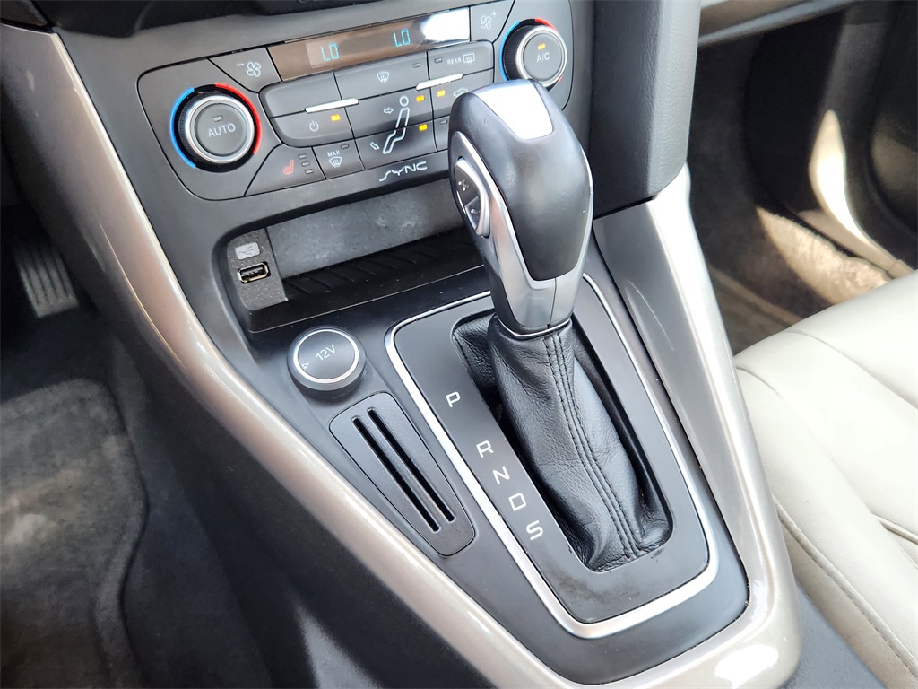 2015 Ford Focus Titanium photo 21