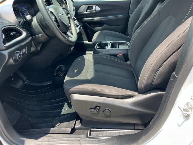 2023 Chrysler Pacifica Touring photo 3