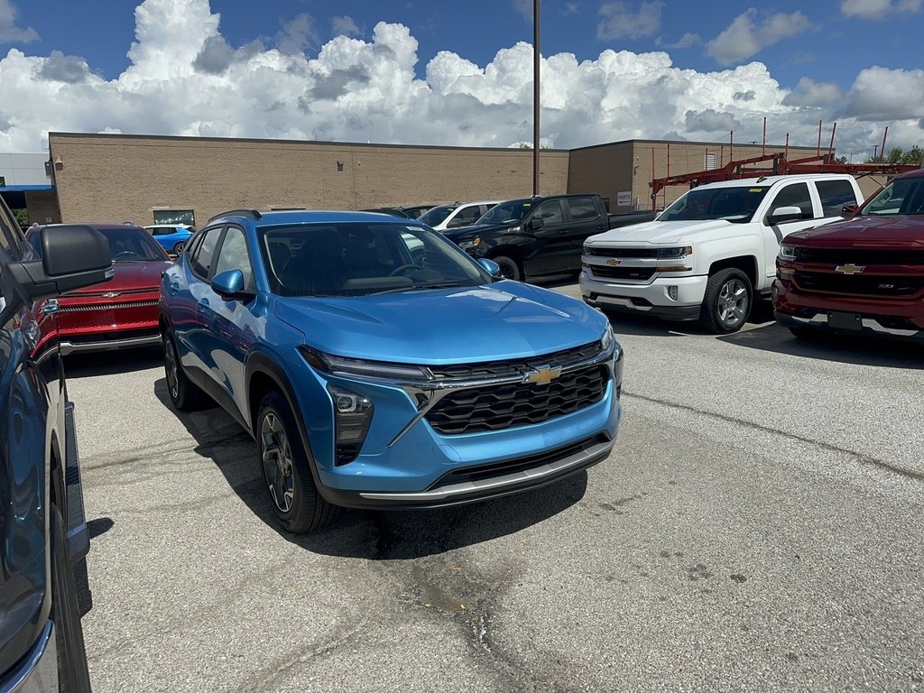 2025 Chevrolet Trax LT photo 4