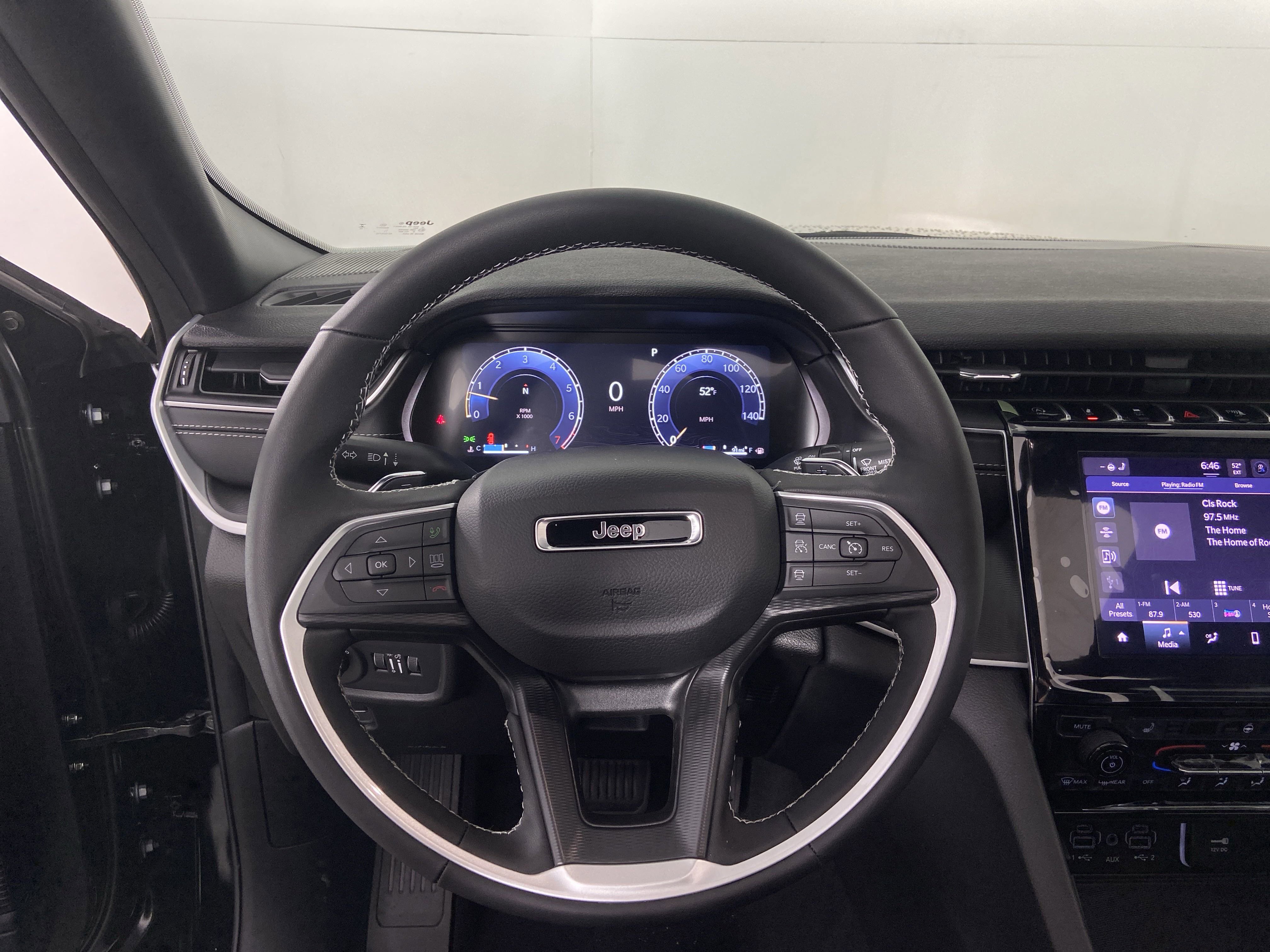 2025 Jeep Grand Cherokee Laredo Altitude photo 3