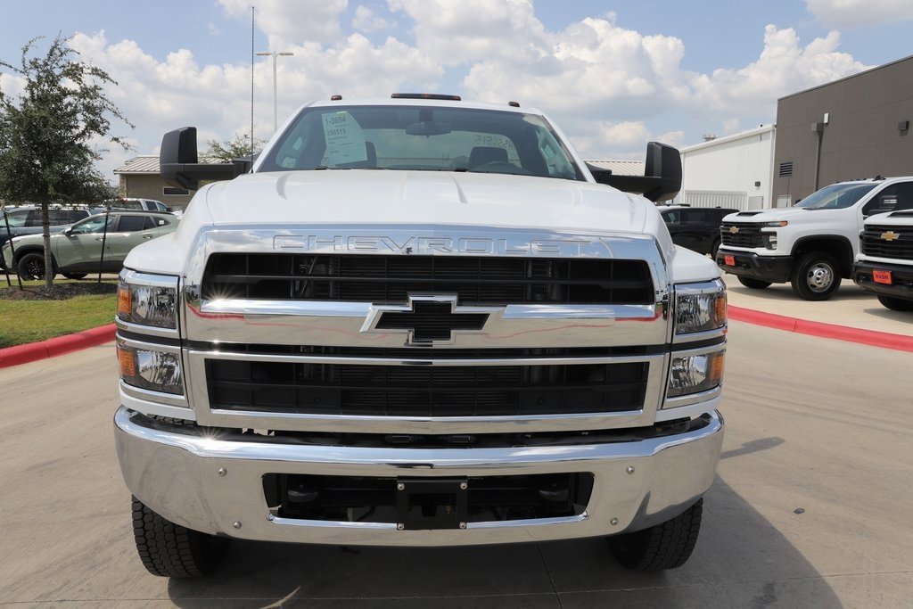 2024 Chevrolet Silverado 6500HD photo 2