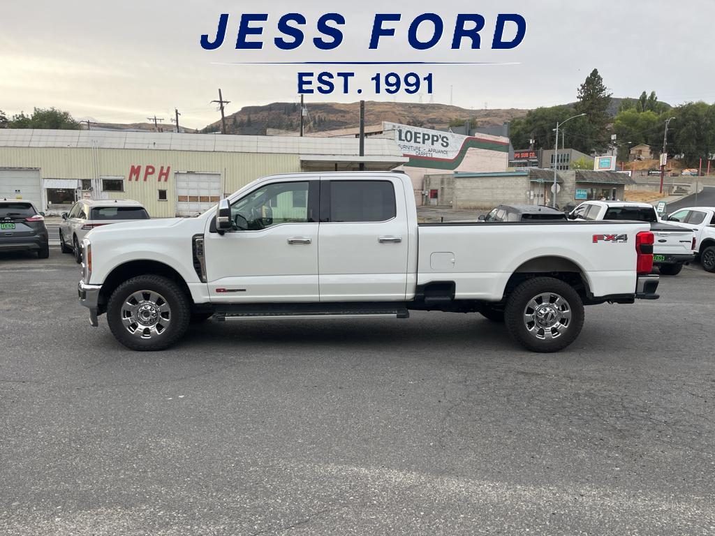 2023 Ford F-350 Lariat photo 2