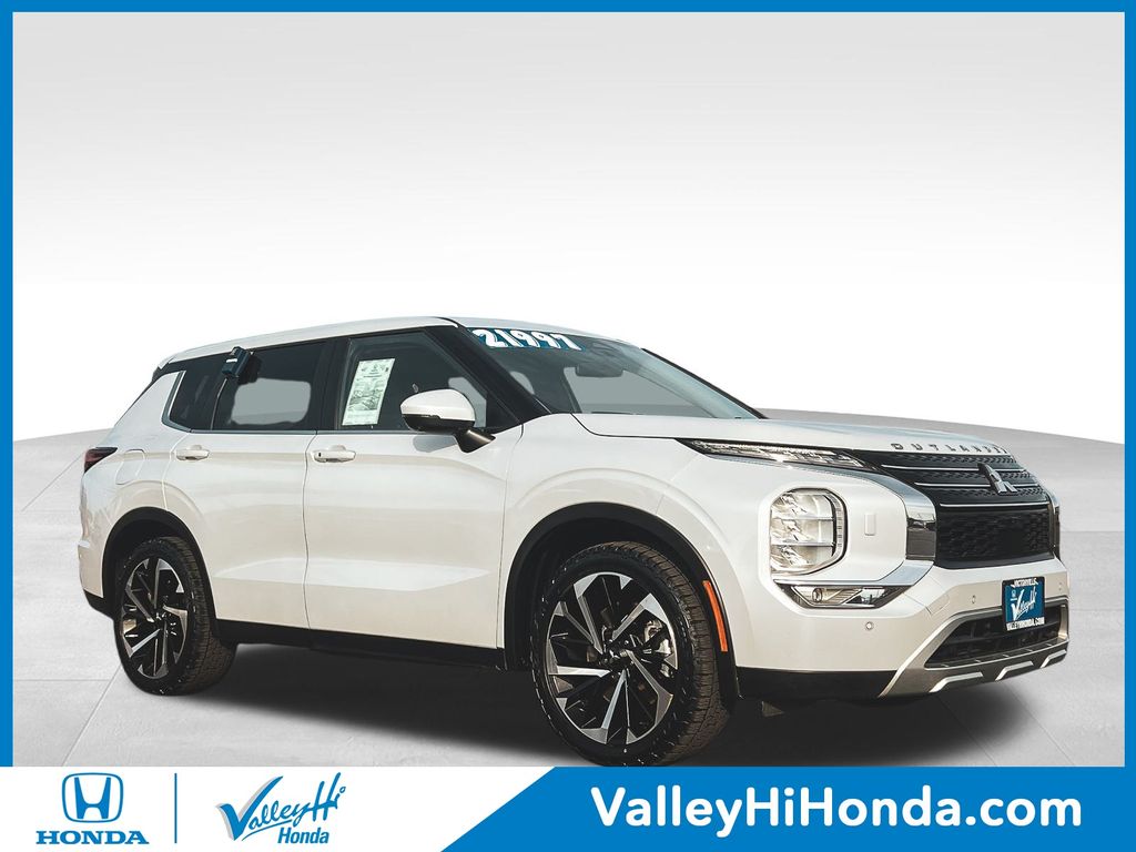 2022 Mitsubishi Outlander SE's photo