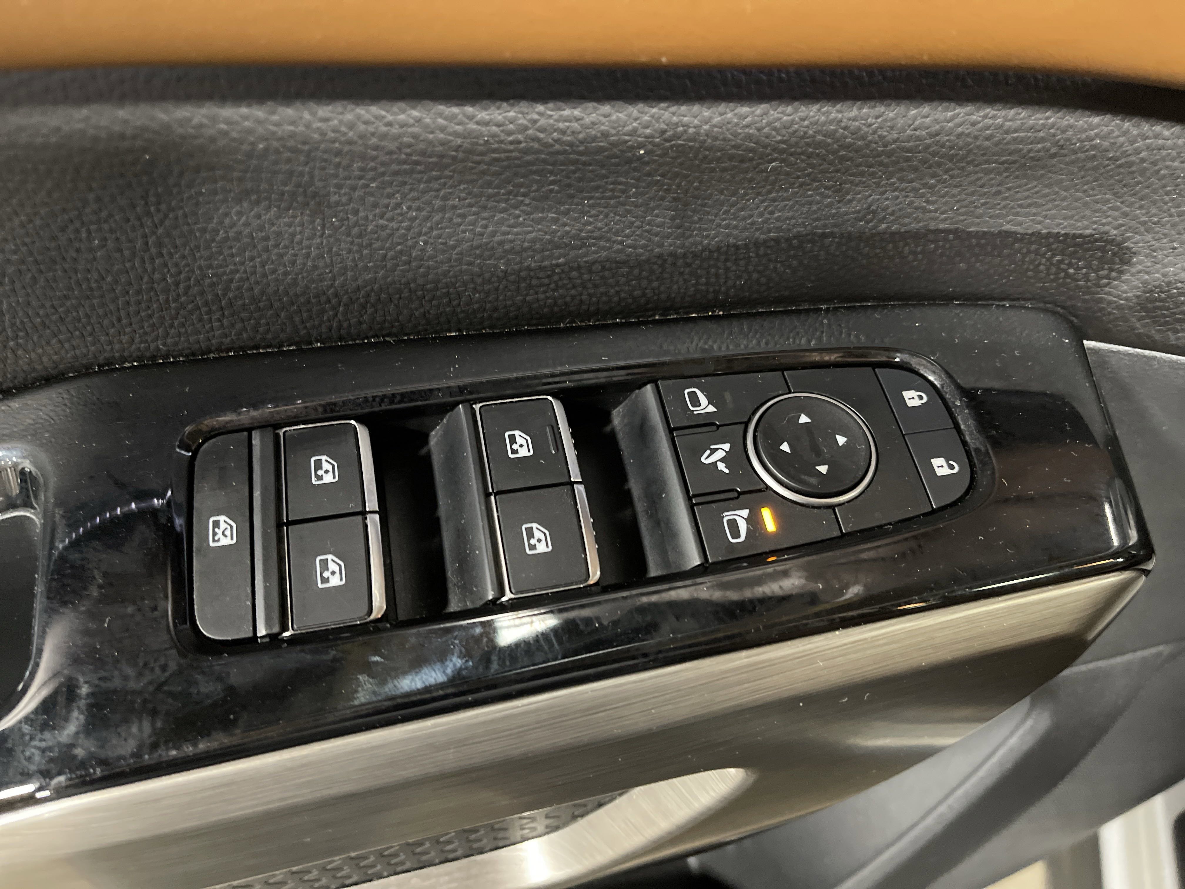 2023 Nissan Pathfinder Platinum photo 2
