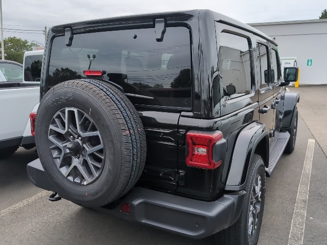 2025 Jeep Wrangler Sahara photo 5