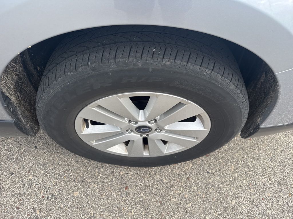 2019 Subaru Outback 2.5i Premium photo 2