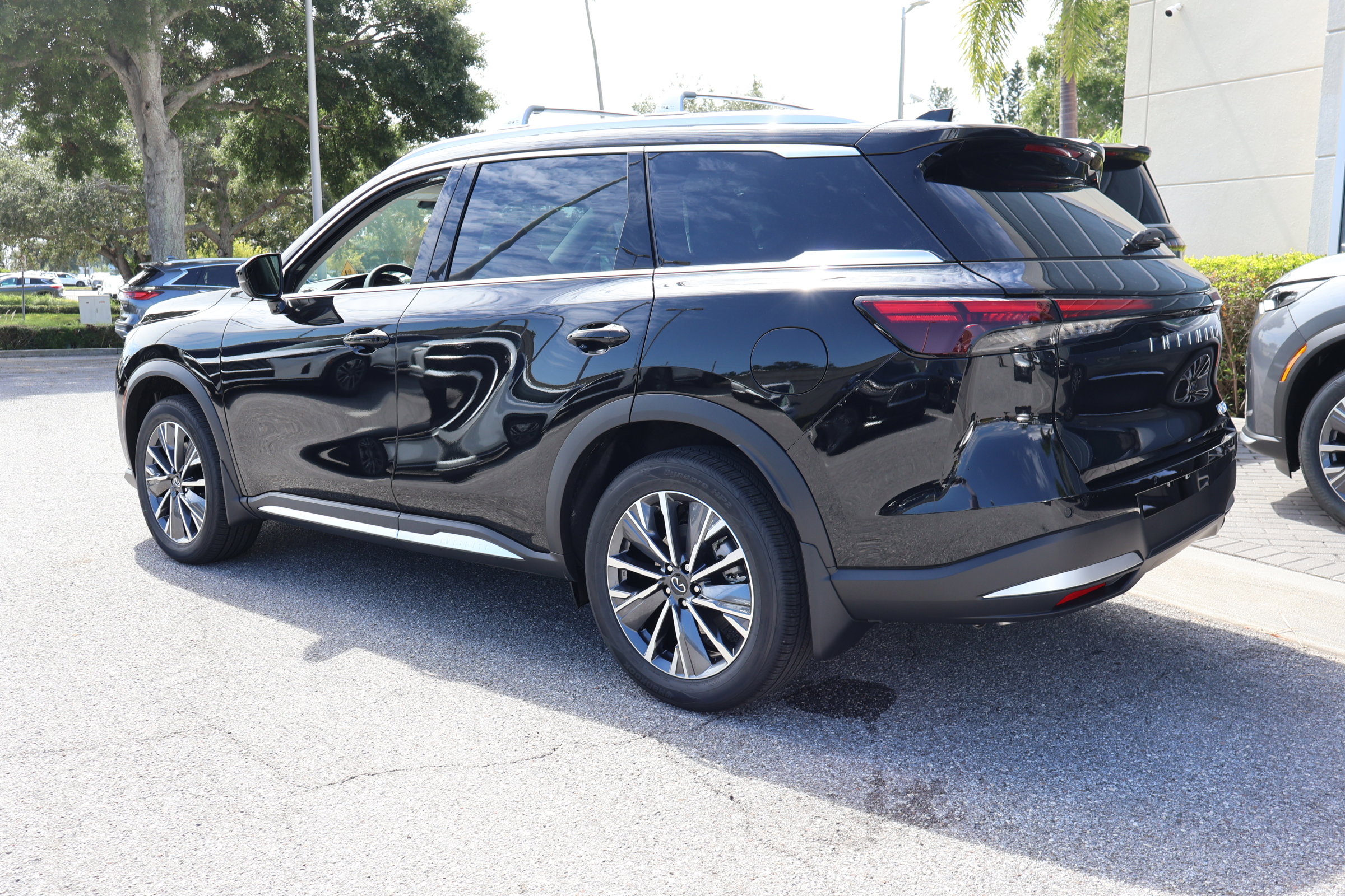 2026 Infiniti QX60 Luxe photo 2