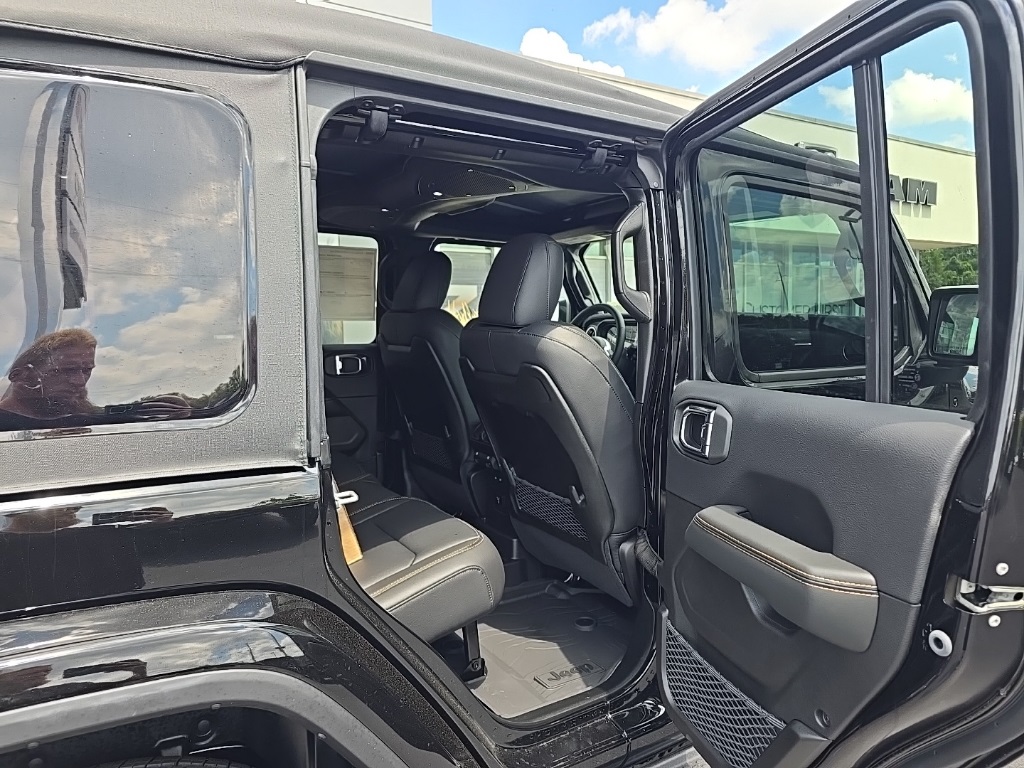 2025 Jeep Wrangler Sahara photo 18