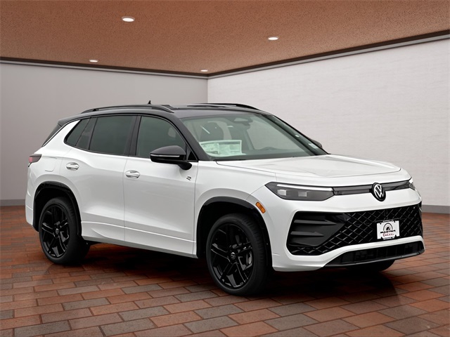2026 Volkswagen Tiguan SE R-LINE BLACK's photo