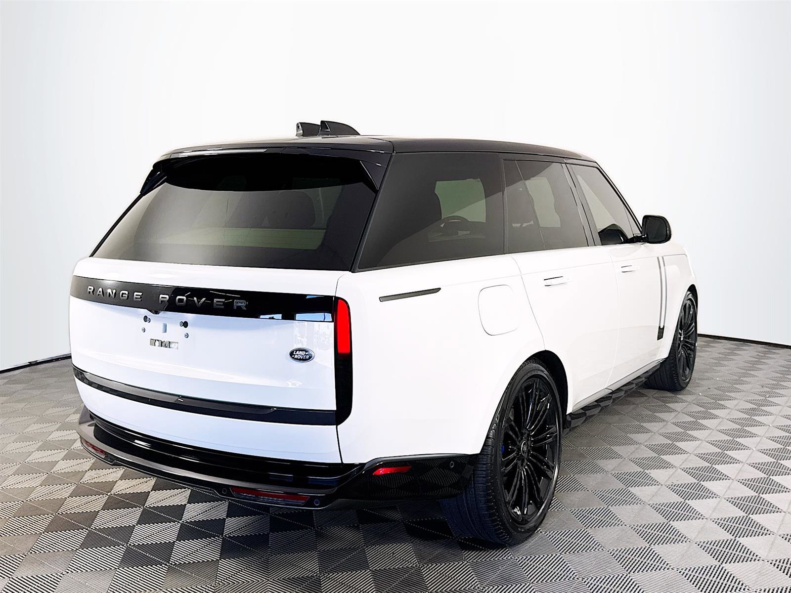2023 Land Rover Range Rover SE photo 3