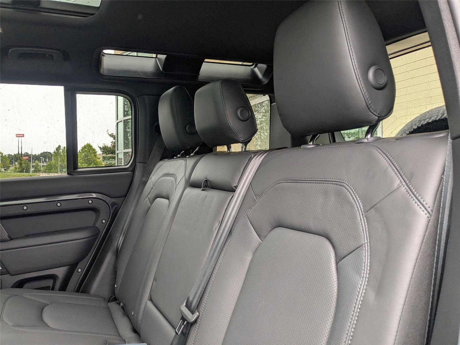 2025 Land Rover Defender 110 X-Dynamic SE photo 23