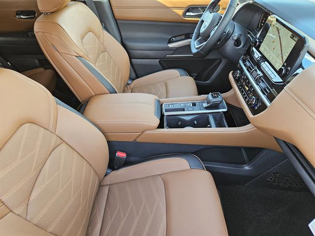 2025 Nissan Pathfinder Platinum photo 9