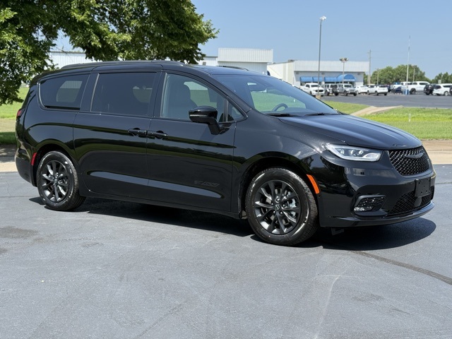 2025 Chrysler Pacifica Select's photo
