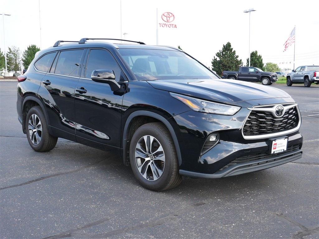 Used 2022 Toyota Highlander XLE with VIN 5TDHZRBH6NS240173 for sale in Minneapolis, Minnesota