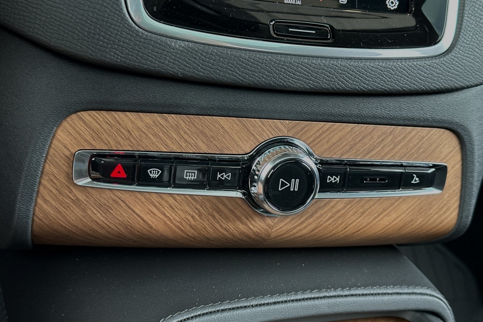 2025 Volvo XC90 Plus photo 21