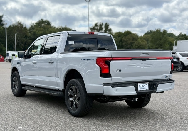 2025 Ford F-150 Lightning Lariat photo 9