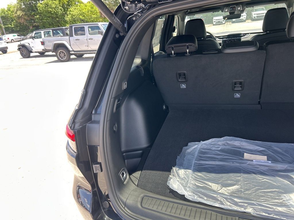2025 Jeep Grand Cherokee Altitude X photo 28