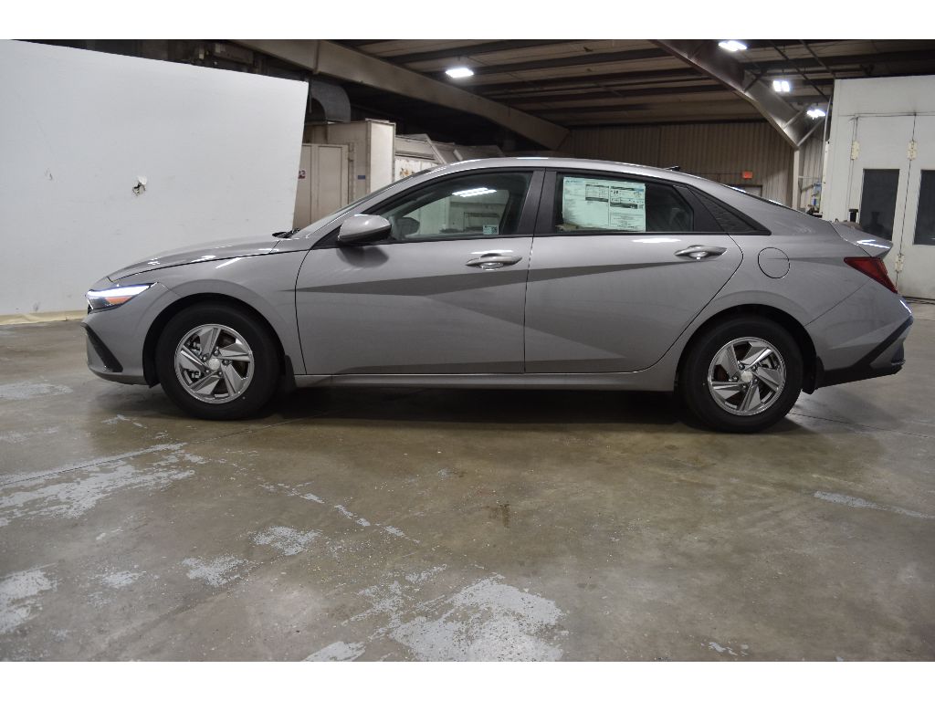 2025 Hyundai Elantra SE photo 4