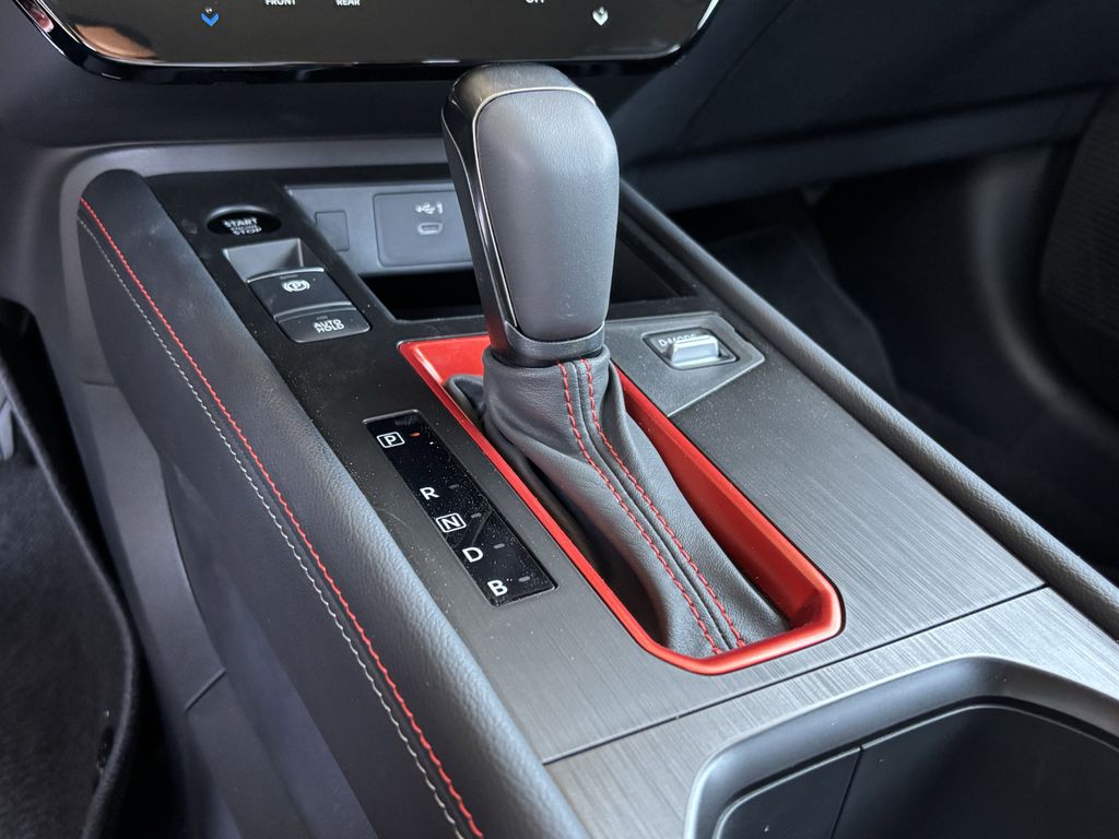 2025 Nissan Kicks SR photo 16
