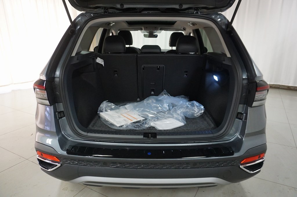 2025 Volkswagen Taos SEL photo 21
