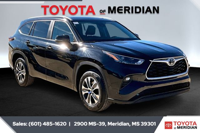 2024 Toyota Highlander LE's photo