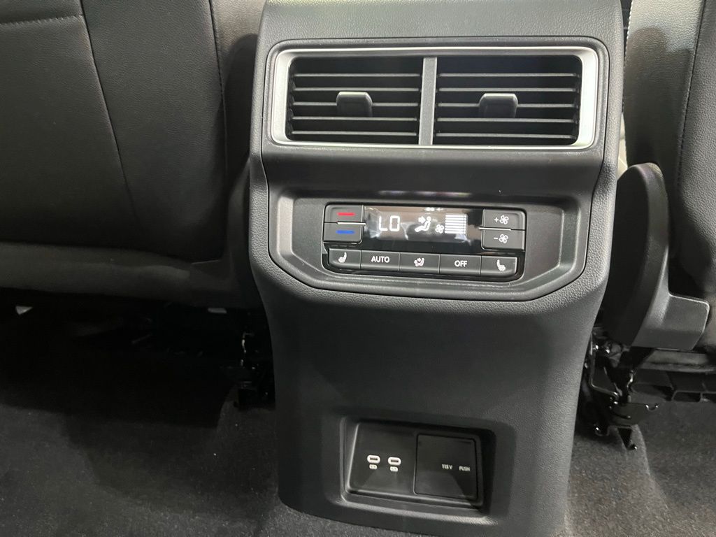 2025 Volkswagen Atlas SEL Premium R-Line photo 27