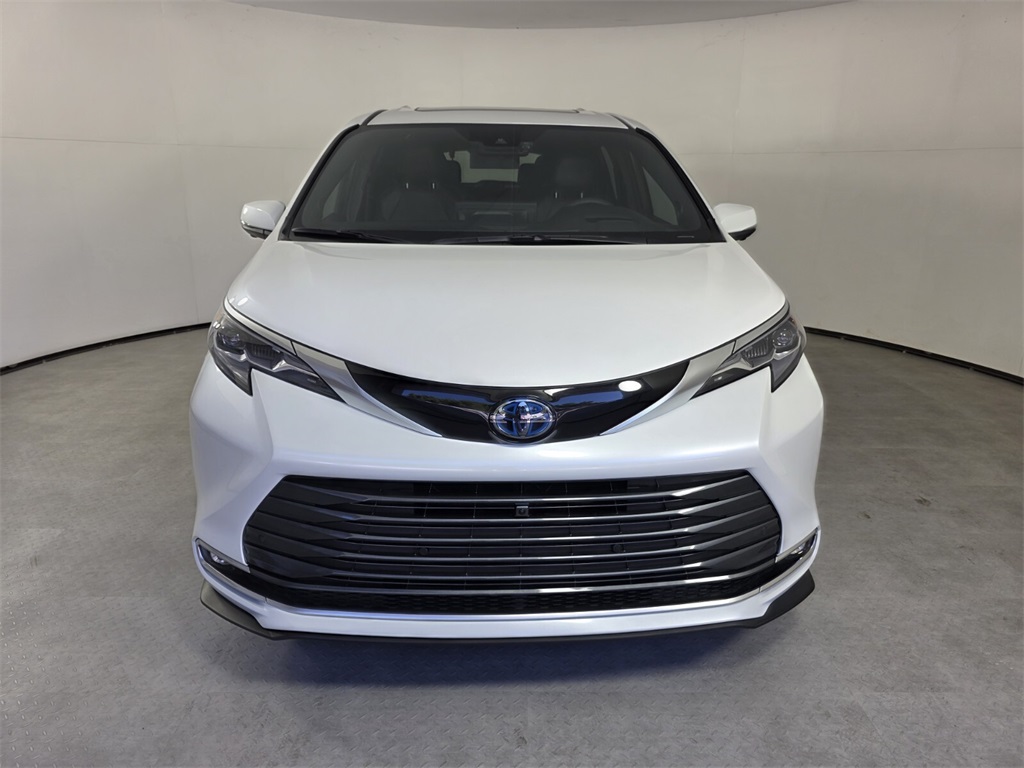 2025 Toyota Sienna Platinum photo 2
