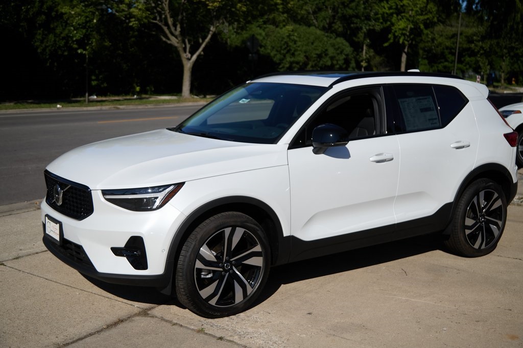 2025 VOLVO XC40 - Image 5