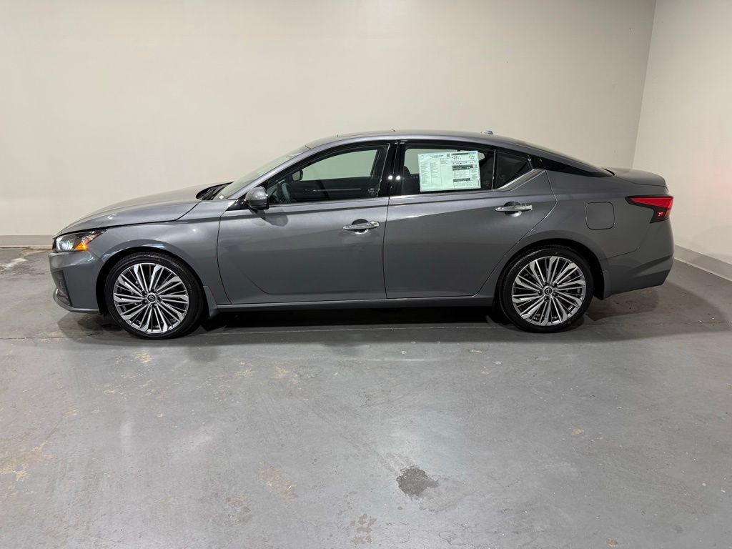 2025 Nissan Altima SL photo 4
