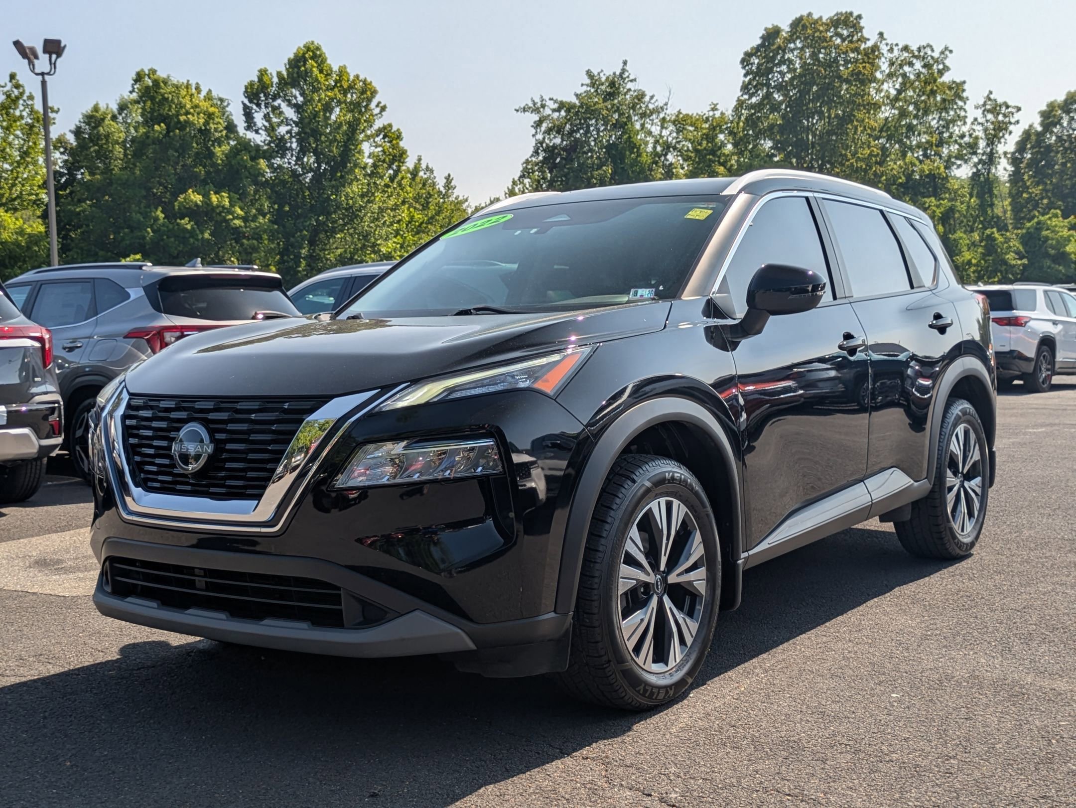 2022 Nissan Rogue SV photo 2
