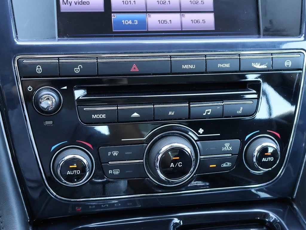 2014 Jaguar XJ Base photo 23