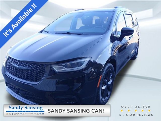 2023 Chrysler Pacifica Touring L's photo