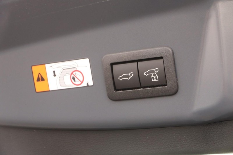 2025 Toyota Prius Limited photo 8