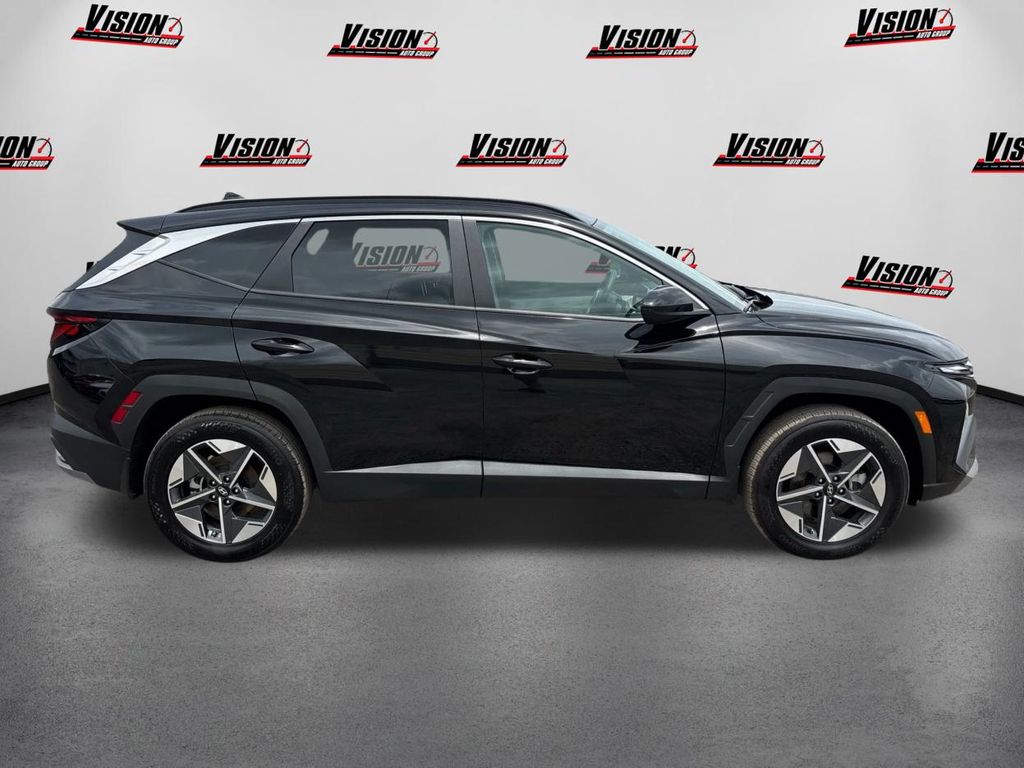 2025 Hyundai Tucson SEL photo 3