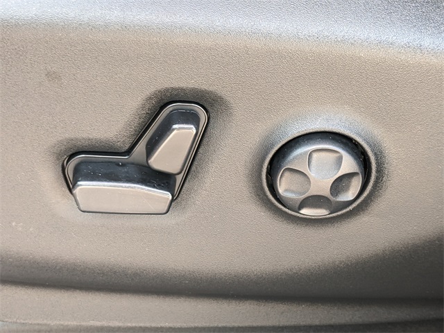 2020 Chrysler Pacifica Touring photo 18