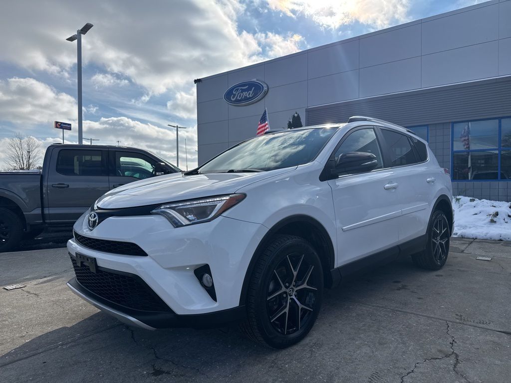 2016 Toyota RAV4 SE photo 2