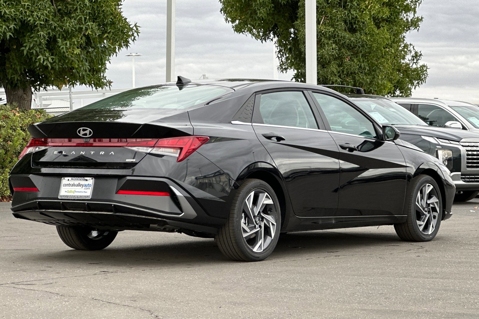 2025 Hyundai Elantra Hybrid Limited photo 4