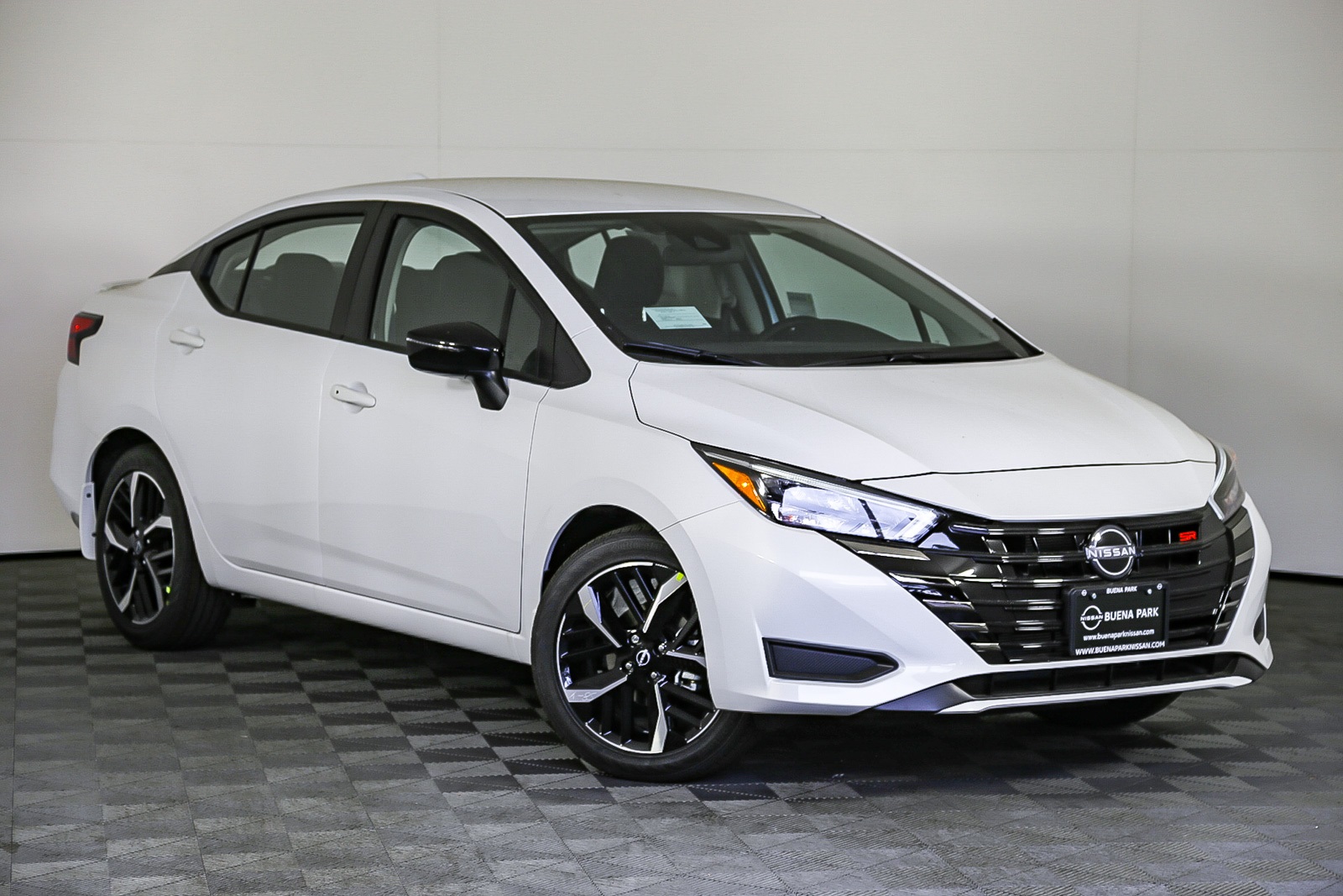 2025 Nissan Versa SR's photo