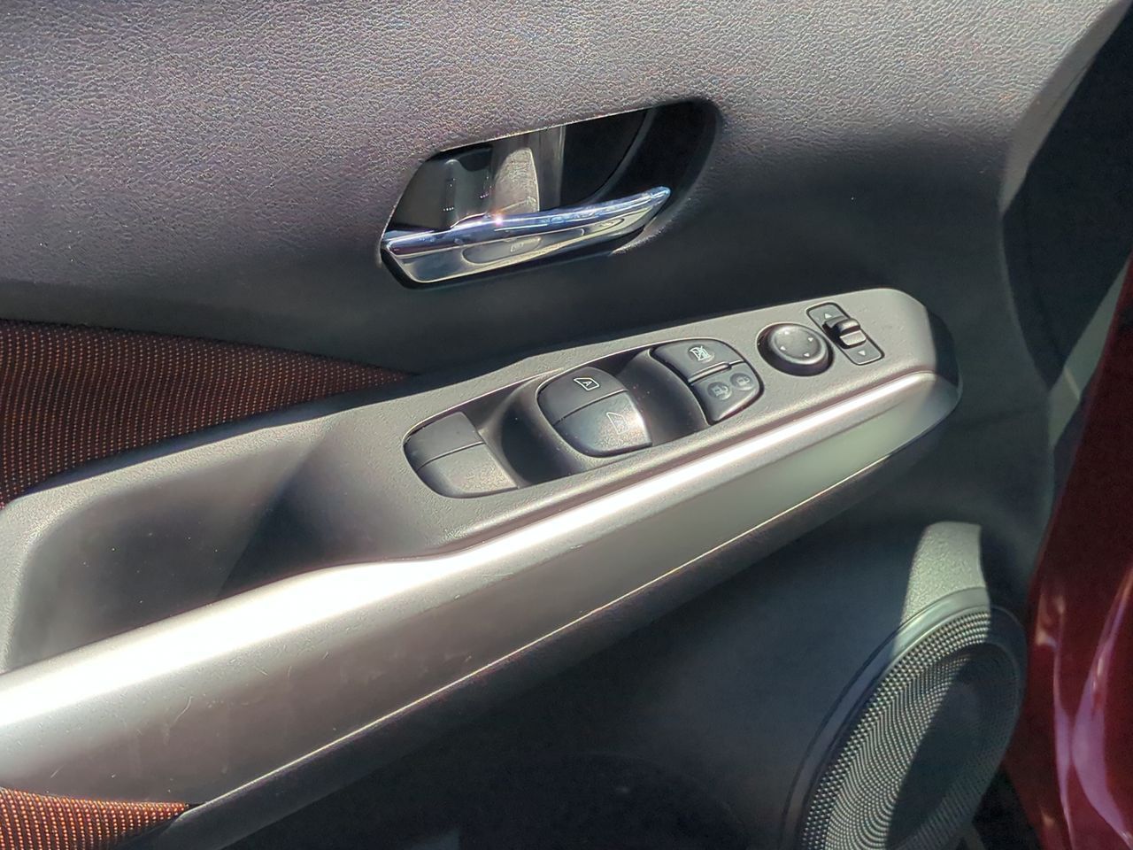 2020 Nissan Kicks SR photo 16
