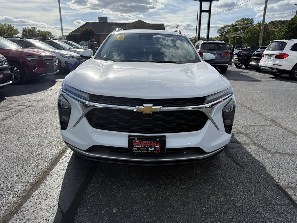 2024 Chevrolet Trax LT photo 2