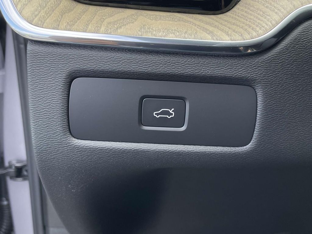 2026 Volvo XC60 B5 Core photo 10
