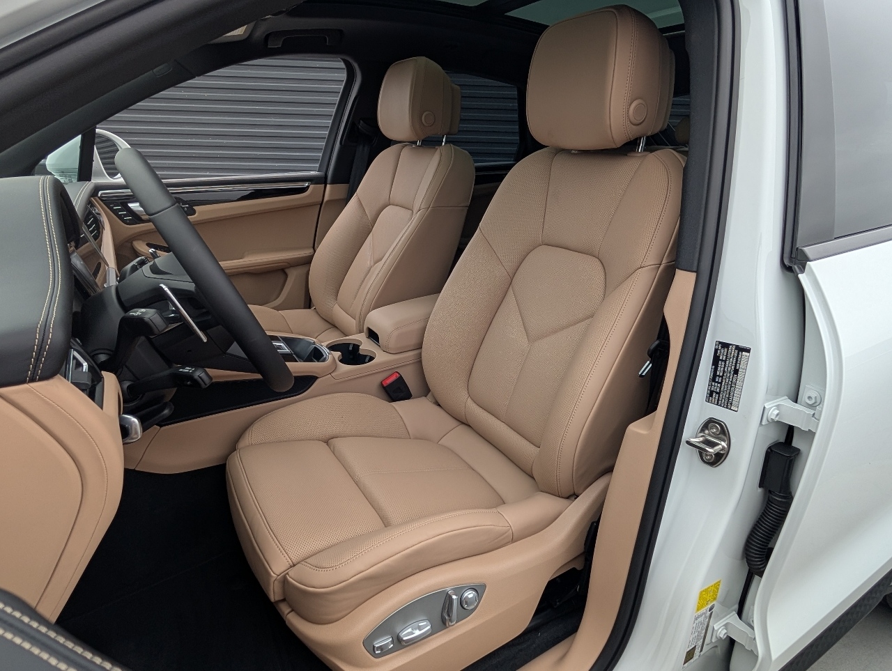 2025 Porsche Macan T photo 5