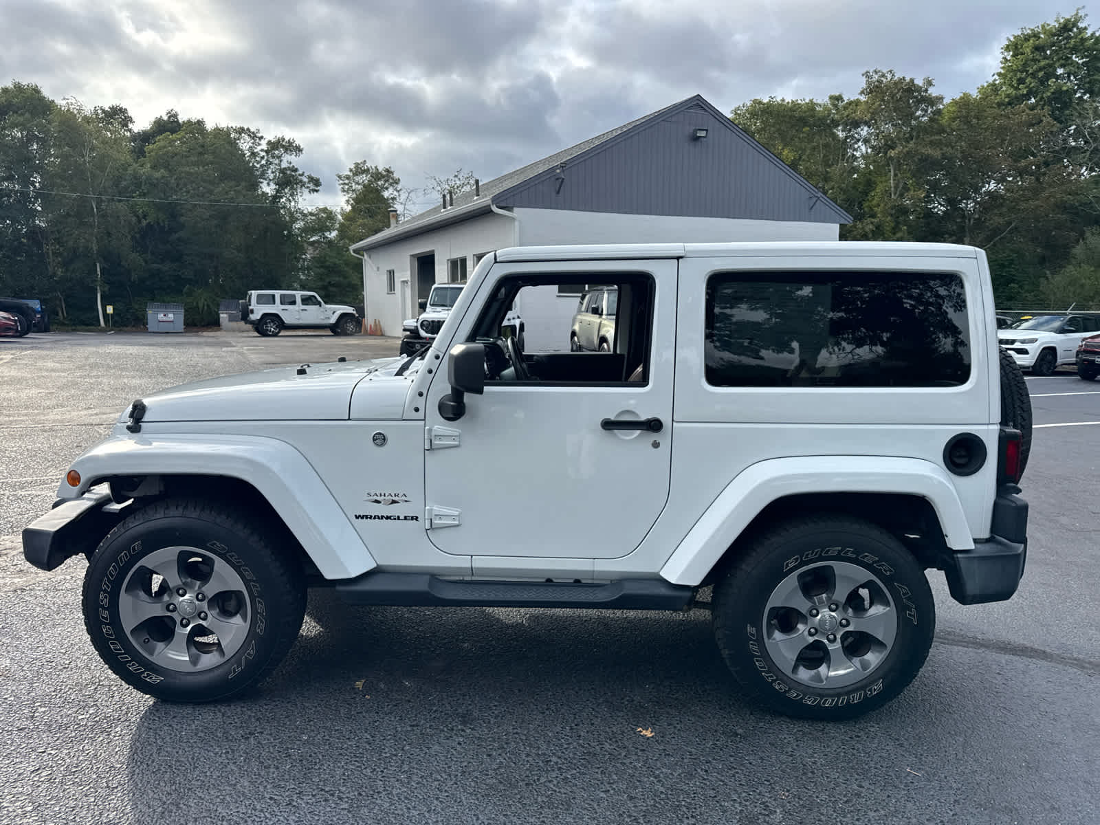 2017 Jeep Wrangler Sahara photo 5