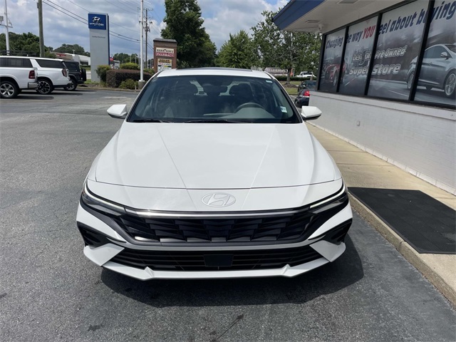 2024 Hyundai Elantra SEL Convenience photo 2